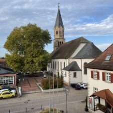 Blick vom Rathaus der VG auf Kirche und historisches Deutschordenshaus