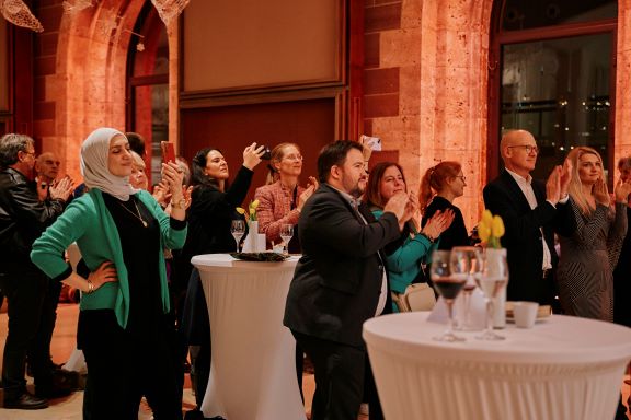 Blick auf die Gäste mit dem Pressesprecher der Gemeinde Rülzheim