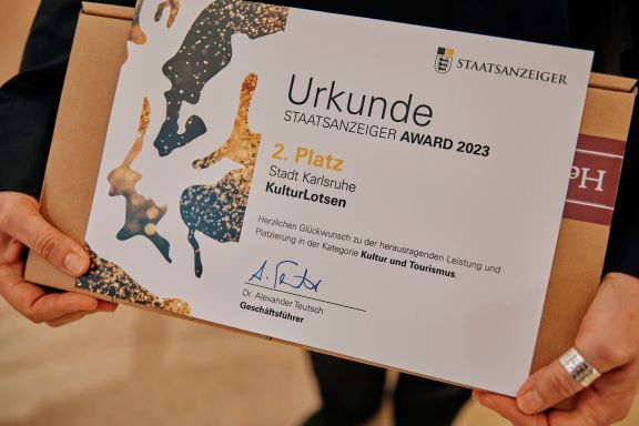 Die Urkunde für Platz 2 für die Kulturlotsen der Stadt Karlsruhe