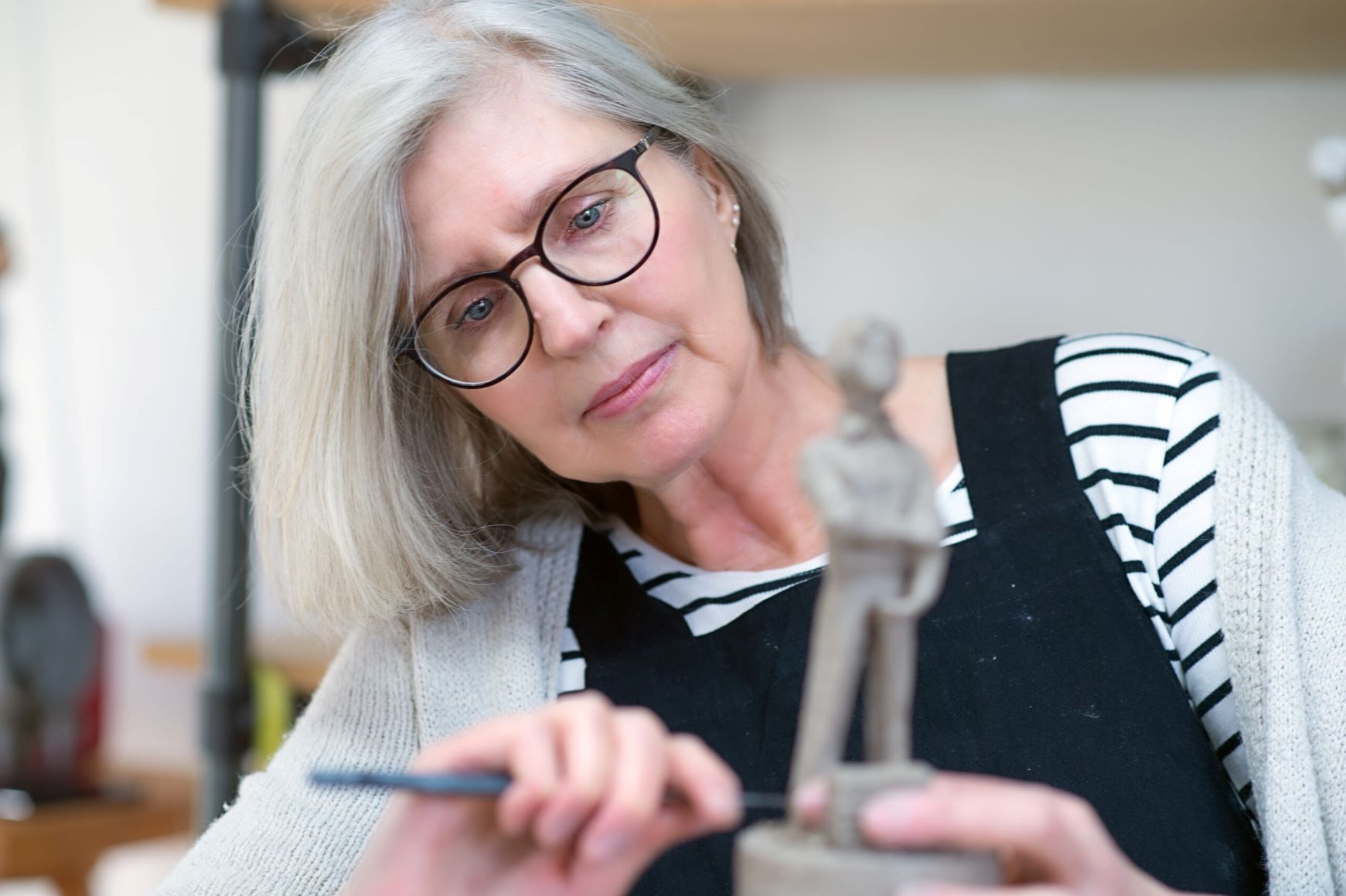 Antje Gerhardy bei der Gestaltung einer Trophäe