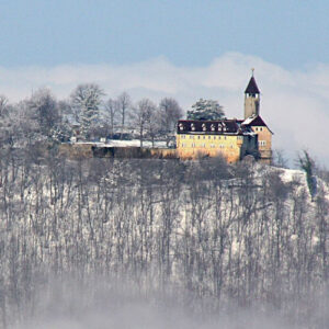 Eine Burg in winterlicher Landschaft.