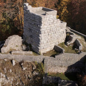 Blick auf eine Burgruine aus der Vogelperspektive.