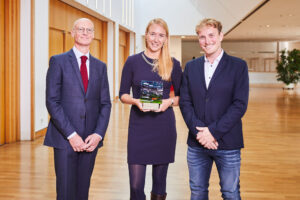 Sonderpreis 2012, 2 Vertreter des Landkreises Göppingen und Herr Dr. Lang vom Staatsanzeiger