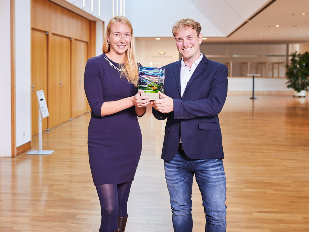 Ein Mann und eine Frau des Landkreises Göppingen halten halten den Sonderpreis in der Hand