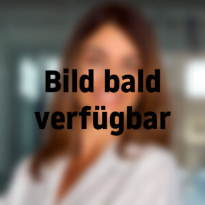 Verschwommenes Bild einer lächelnden Frau und dem Text: Bild bald verfügbar