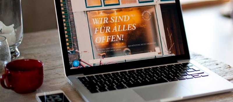 Ein aufgeklapptes Laptop mit einem Bild auf dem Desktop