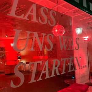 Schaufensterwerbung mit dem Text "Lass uns was starten..."