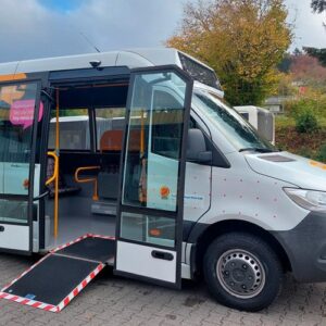 Foto eines modernen Kleinbusses mit offener Tür und ausklappbarer Rampe, das für das „Hey! Move“-Mobilitätskonzept genutzt wird.