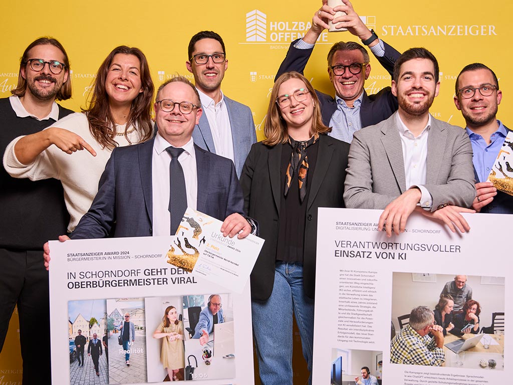 Die Preisträger des Staatsanzeiger Awards 2024 aus der Stadt Schorndorf präsentieren stolz ihre Auszeichnungen vor der Pressewand bei der feierlichen Verleihung