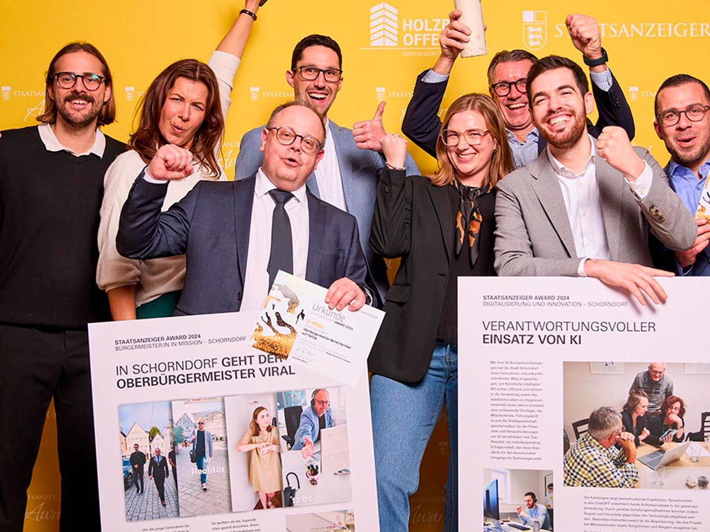 Die Preisträger des Staatsanzeiger Awards 2024 aus der Stadt Schorndorf präsentieren stolz ihre Auszeichnungen vor der Pressewand bei der feierlichen Verleihung
