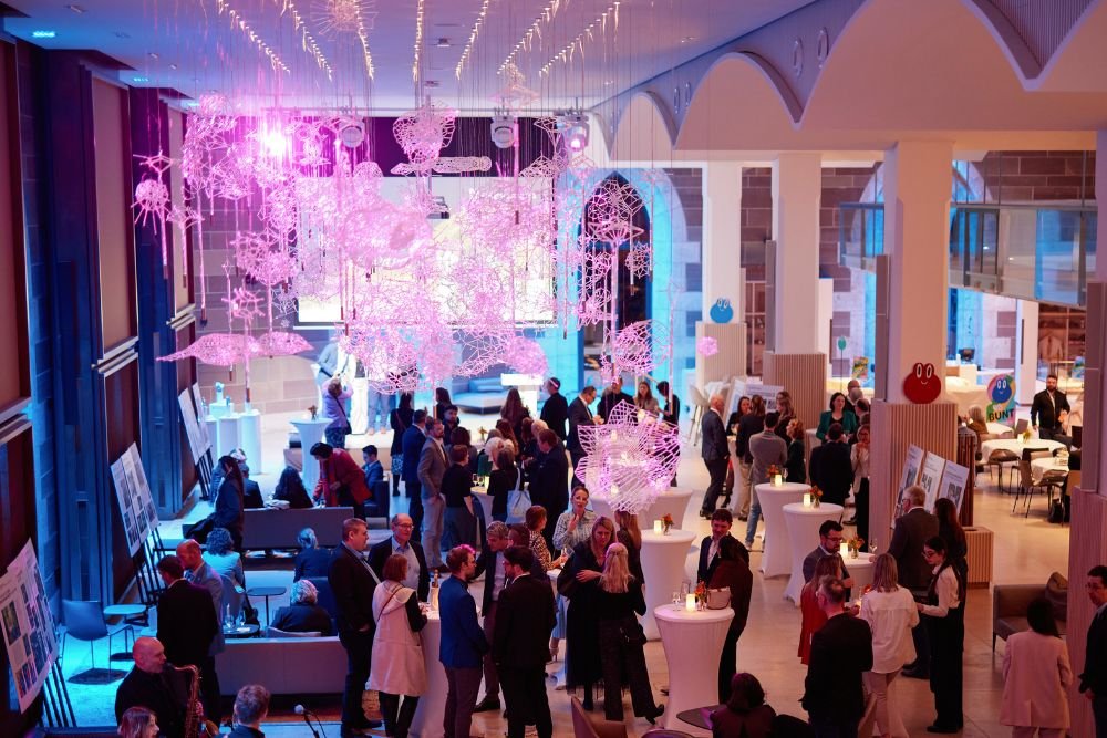 Großer Veranstaltungsraum mit Gästen, Stehtischen und Beleuchtung während des Staatsanzeiger Awards 2025.