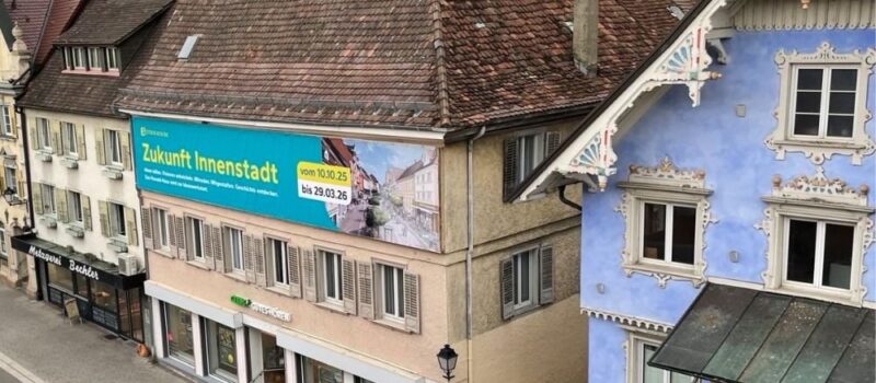 Das Honold-Haus_Innenstadt Gebäude in der Stockacher Innenstadt mit großflächigem Banner zur Kampagne „Zukunft Innenstadt“.