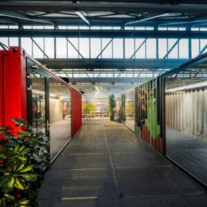 Innenansicht des HIVE in Göppingen mit modern gestalteten Arbeitsräumen aus umgebauten Containern.