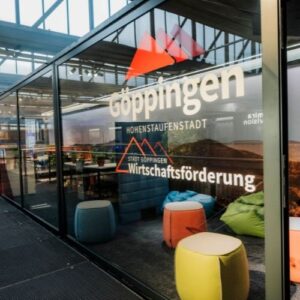 Eingangsbereich des HIVE in Göppingen mit Branding der Wirtschaftsförderung und modernem Interior.