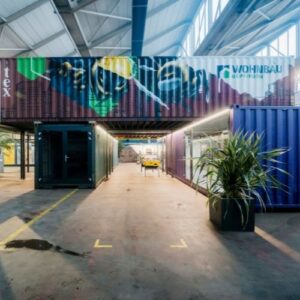 Kreative Containerarchitektur des HIVE in Göppingen als flexibler Innovations- und Arbeitsraum.
