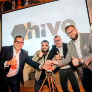 Projektbeteiligte des HIVE Göppingen drücken symbolisch den Startknopf und feiern die Umsetzung des Innovationsprojekts.