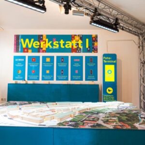 Ausstellungsbereich der Ideenwerkstatt Stockach mit Stadtmodell und interaktiven Informationsangeboten.