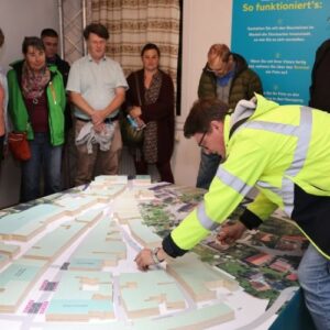 Bürgerinnen und Bürger beteiligen sich aktiv an der Stadtplanung und arbeiten gemeinsam am Innenstadtmodell in Stockach.