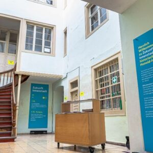 Eingangsbereich der Ideenwerkstatt im Honold-Haus in Stockach mit Infotafeln zur Zukunft der Innenstadt.