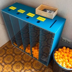 Interaktive Beteiligungsstation in der Ideenwerkstatt Stockach, bei der Besucher ihre Meinung mithilfe von Kugeln abgeben.