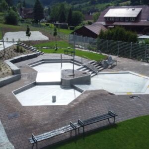 Neu gestalteter Kinder- und Nichtschwimmerbereich des Freibads Nordrach mit flachen Becken und Sitzgelegenheiten.
