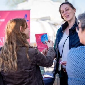 Besucher informieren sich an einem Stand über Veranstaltungen der Bodensee Philharmonie