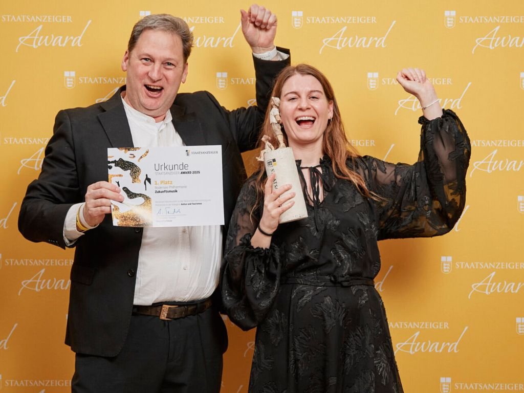 Preisträger der Bodensee Philharmonie beim Staatsanzeiger Award 2025 mit Urkunde und Trophäe
