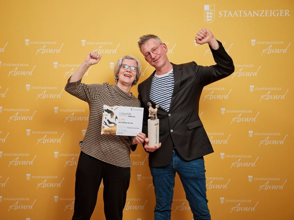 Gewinnerpaar jubelt mit Auszeichnung und Preis beim Staatsanzeiger Award