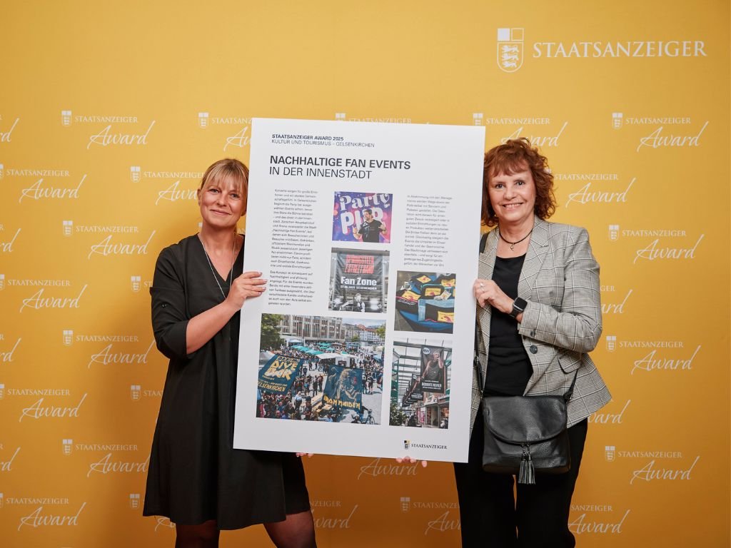 Zwei Frauen präsentieren Projekt „Nachhaltige Fan Events in der Innenstadt“ beim Staatsanzeiger Award