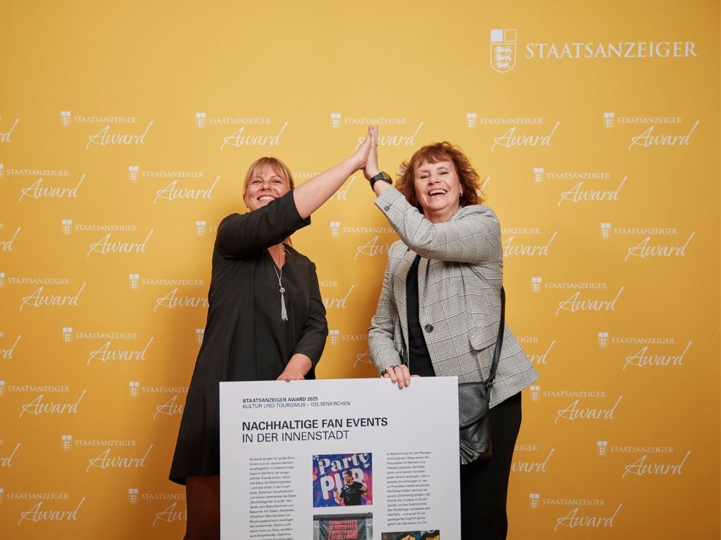 Preisträgerinnen halten eine Collage vom Staatsanzeiger Award zu ihren Projekt "Fan-Events in Gelsenkirchen"