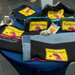 Fanartikel mit „Swiftkirchen“-Aufdruck auf einem Tisch präsentiert