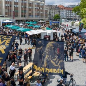 Belebte Innenstadt mit zahlreichen Fans und Ständen während eines Fan-Events