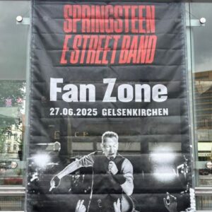 Plakat zur Fan Zone eines Konzerts in Gelsenkirchen mit Datum und Künstler