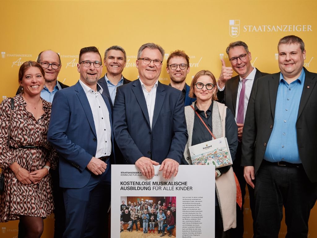 Ausgezeichnetes Team aus Leutenbach hält Präsentationsplakat zur musikalischen Ausbildung für Kinder