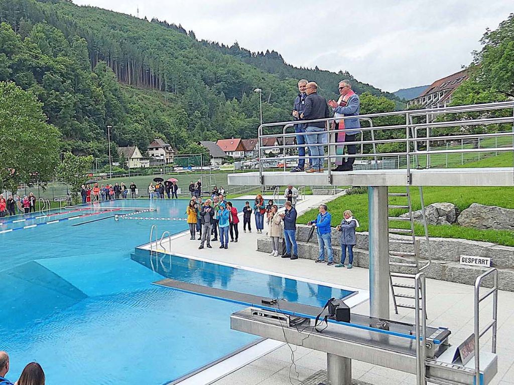 Einweihung des sanierten Freibads in Nordrach mit zahlreichen Besucherinnen und Besuchern sowie Rednern auf dem Sprungturm.
