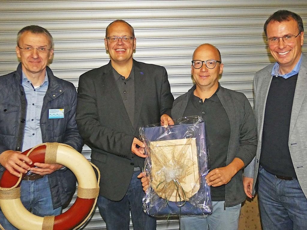 Engagierte Projektbeteiligte aus Nordrach präsentieren symbolisch ein Geschenk und einen Rettungsring nach erfolgreicher Freibadsanierung.