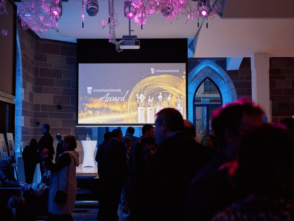 Veranstaltungssaal mit Bühne beim Staatsanzeiger Award und Publikum im Vordergrund