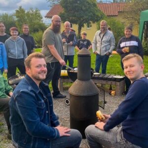 Große Gruppe von Bürgerinnen und Bürgern beim gemeinsamen Grillen im Freien