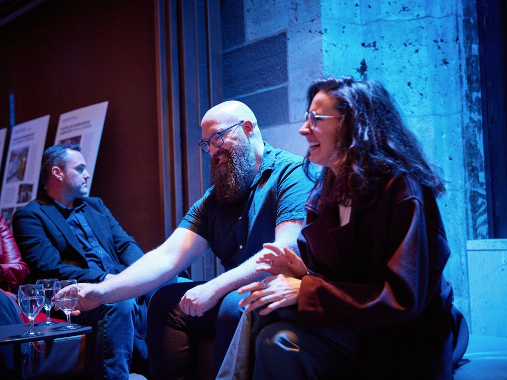 Teilnehmende sitzen im Publikum und verfolgen die Verleihung des Staatsanzeiger Awards 2025 in einem Veranstaltungsraum.