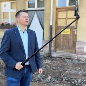 Bürgermeister filmt sich mit Selfie-Stick für ein digitales Update vor Ort