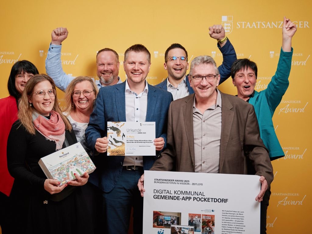 Gewinnerteam präsentiert Auszeichnung für die digitale Gemeinde-App PocketDorf beim Staatsanzeiger Award