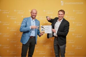Zwei Preisträger präsentieren Urkunde und Auszeichnung beim Staatsanzeiger Award 2025.