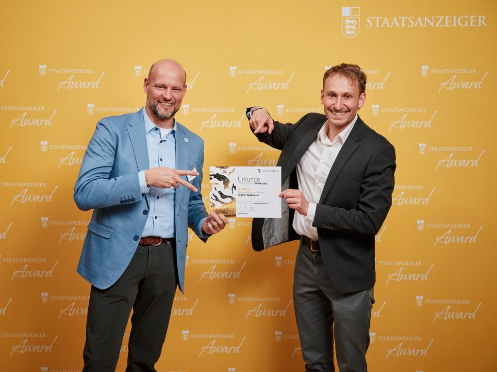 Preisträger zeigen ihre Auszeichnung und feiern beim Staatsanzeiger Award