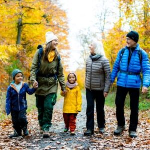 Familie mit Kindern unterwegs auf einem gut ausgebauten Wanderweg im Herbst