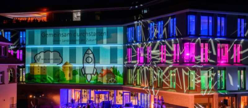 Beleuchtetes Landratsamt Waiblingen bei Nacht mit farbiger Fassadenprojektion
