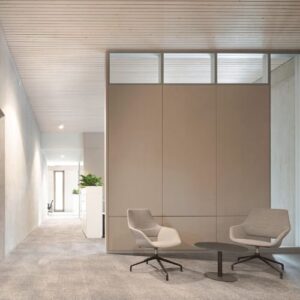 Minimalistischer Wartebereich mit Sitzgelegenheiten im Landratsamt Waiblingen