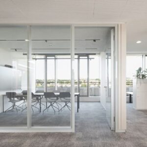 Moderner Besprechungsraum mit Glaswänden im Landratsamt Waiblingen