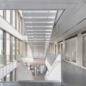 Helles Treppenhaus im Landratsamt Waiblingen mit offener Gestaltung