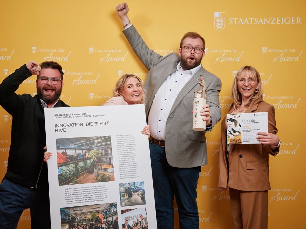 Jubelndes Team der Stadt Göppingen präsentiert beim Staatsanzeiger Award 2025 das Projekt „HIVE – Innovation, die bleibt“.