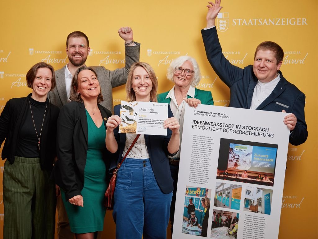 Staatsanzeiger Award 2025_Stadt Stockach Jubelndes Team der Stadt Stockach beim Staatsanzeiger Award 2025 präsentiert Urkunde und Projekt „Ideenwerkstatt Innenstadt – Bürgerbeteiligung“.